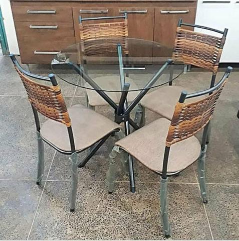 Mesa com 4 cadeiras tampo de vidro