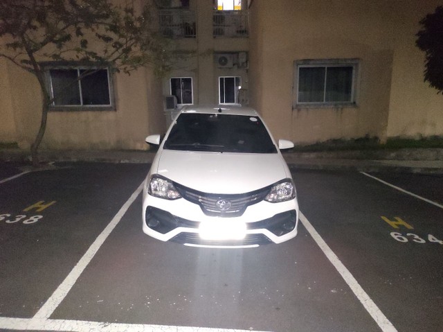 VENDO TOYOTA ETIOS X SEDAN 1.5 BRANCO PÉROLA