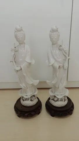 Dupla de estatuetas porcelana branca