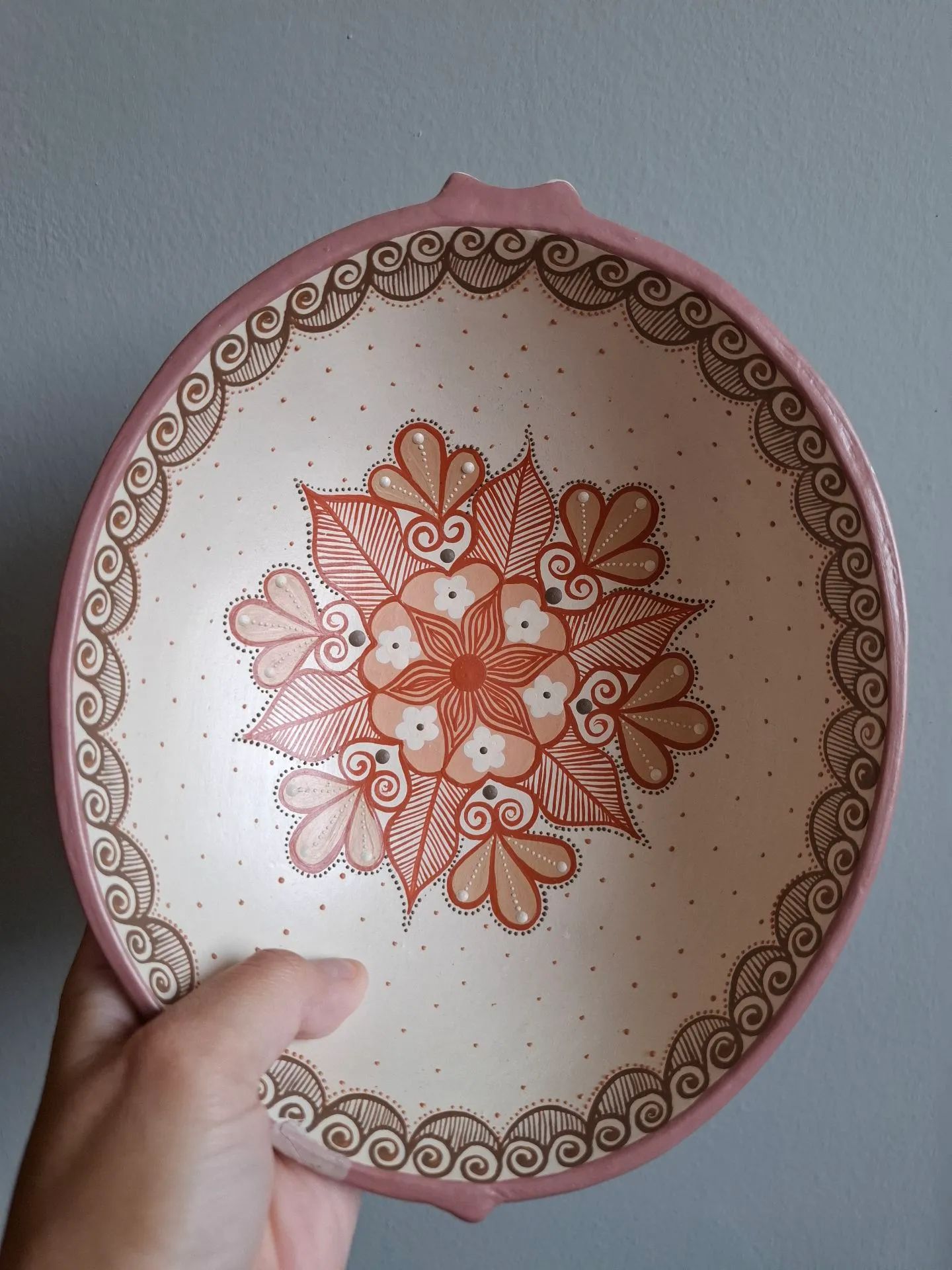 Travessa tipo cuia artesanal pintada à mão de barro do Vale do Jequitinhonha artesã Alaize - Foto 2