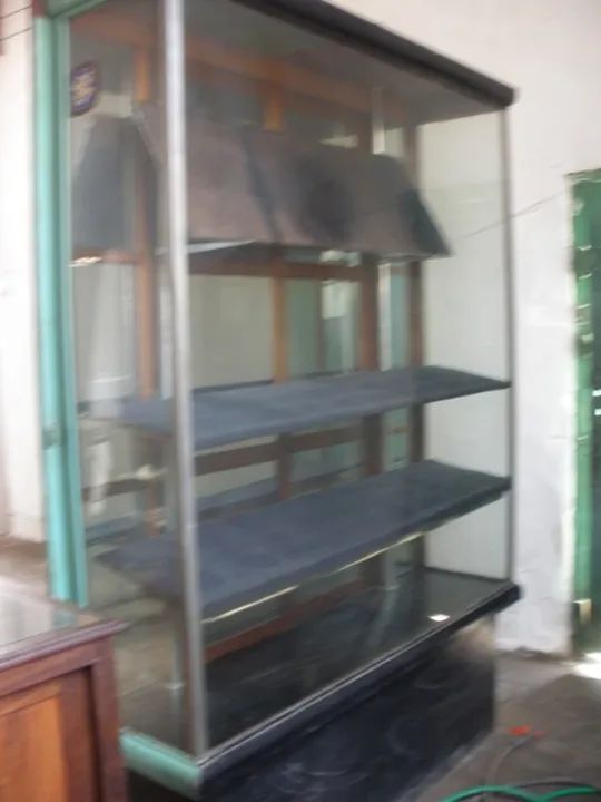 Vitrine grande e alta, expositor com prateleiras ajustáveis.64842070294403121