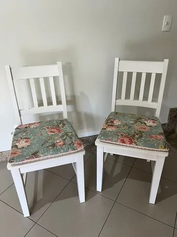 2 cadeiras de madeira Tok Stok com almofada