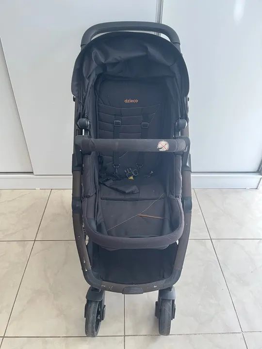 Carrinho de bebê Moisés Dzieco com bebê conforto e base Galzerano. 