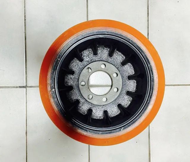 Roda Tração Empilhadeira Elétrica - Poliuretano - Foto 3