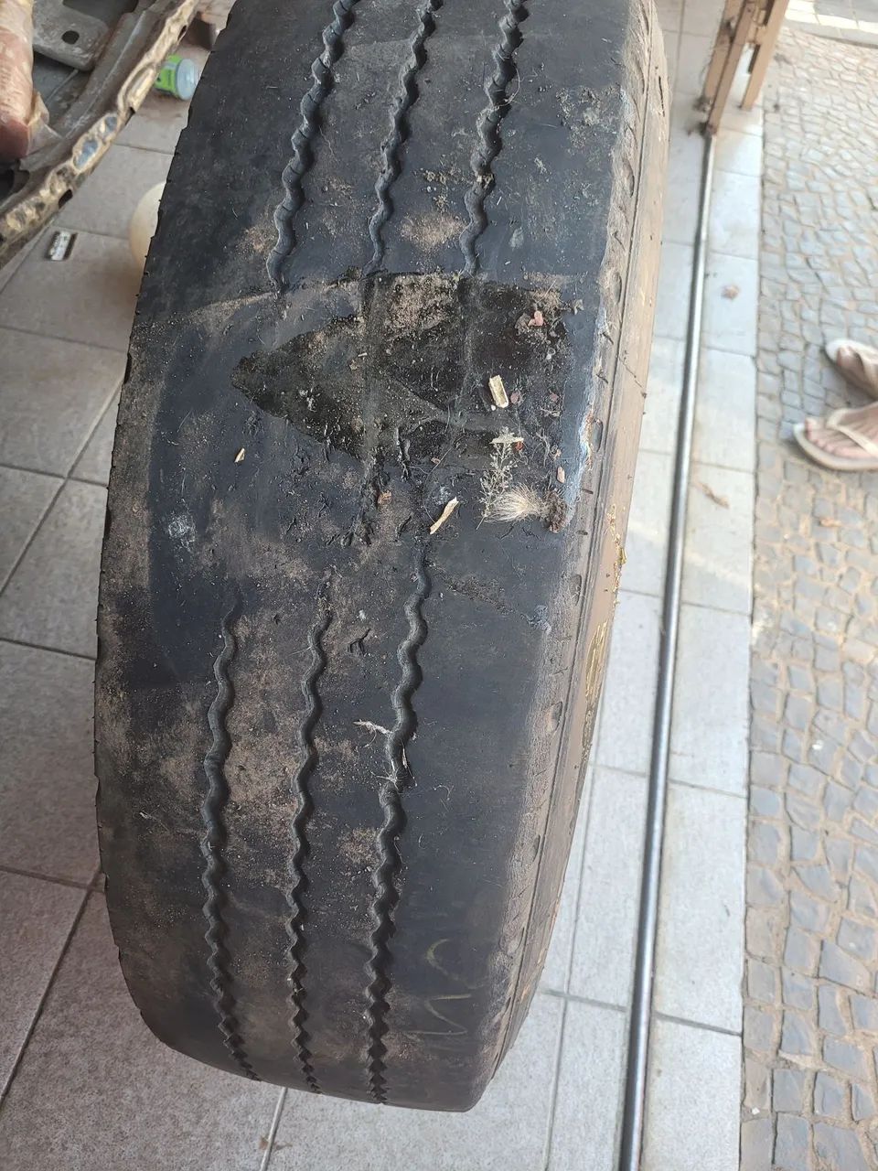 Roda de caminhão  com pneu  - Foto 3