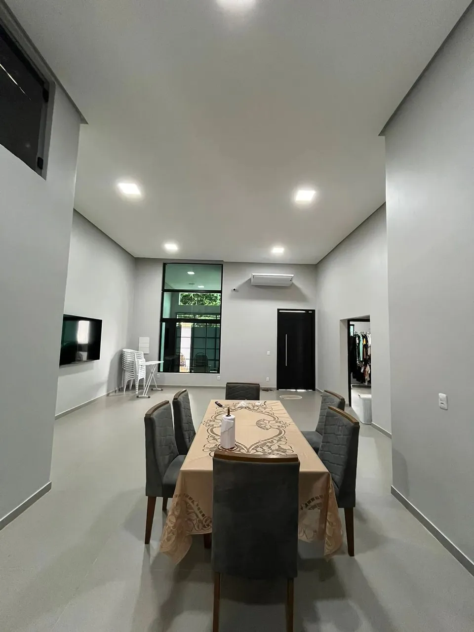VENDA - CASA COM PISCINA NO CONJUNTO HILEIA