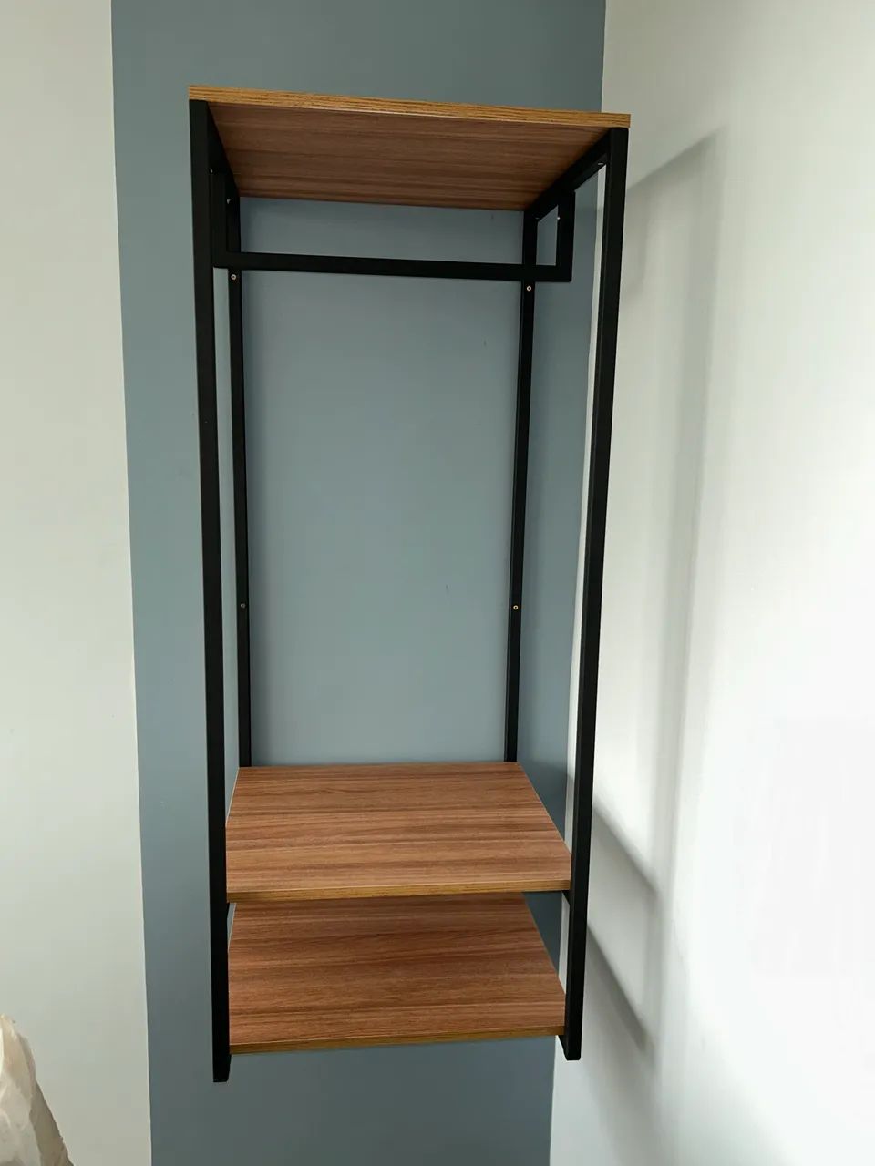 Criado suspenso com cabideiro estilo industrial