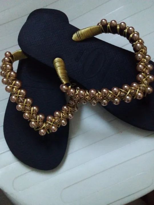Chinelos Bordados Preto e dourado