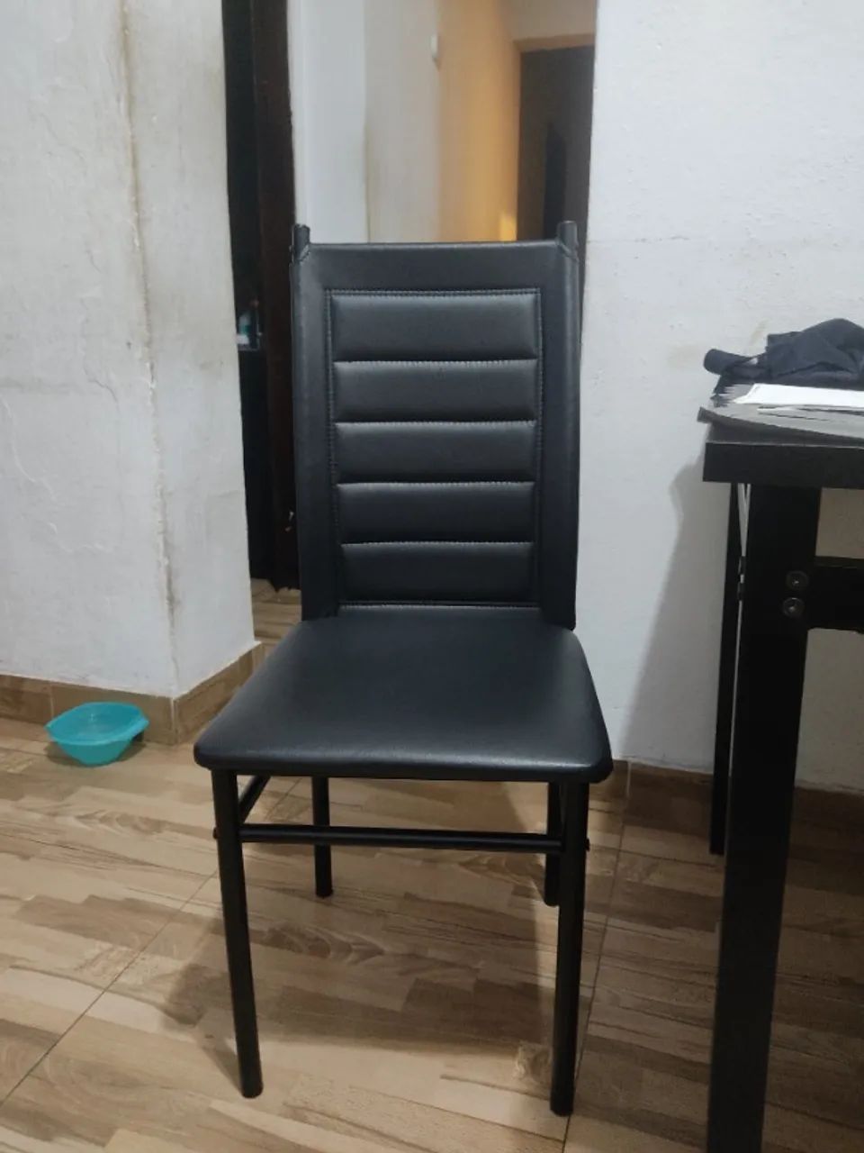 2 cadeiras preta de jantar estofadas na embalagem., sem uso