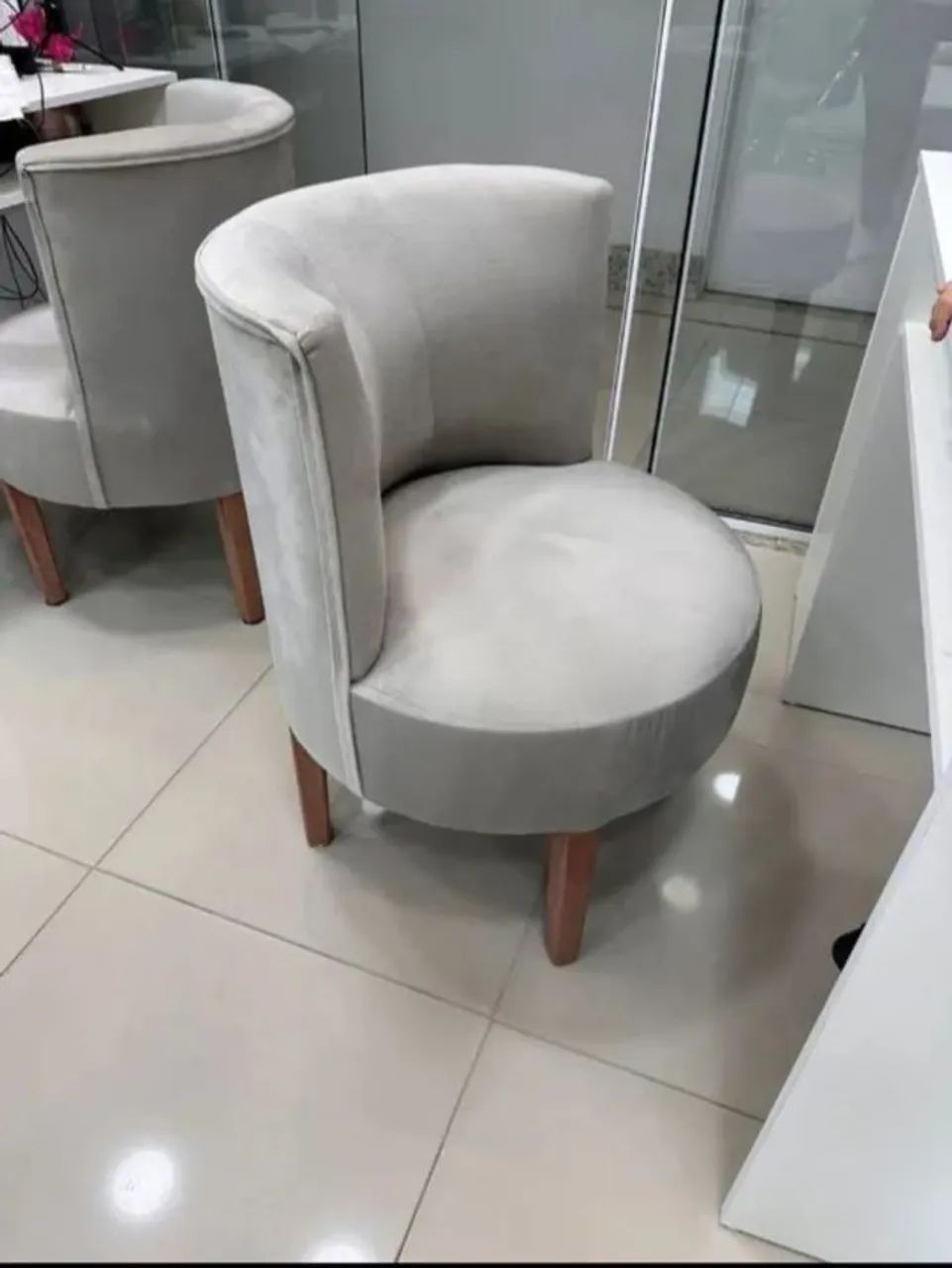 Poltronas modelo retrô nos tecidos suede e em corino - Foto 4