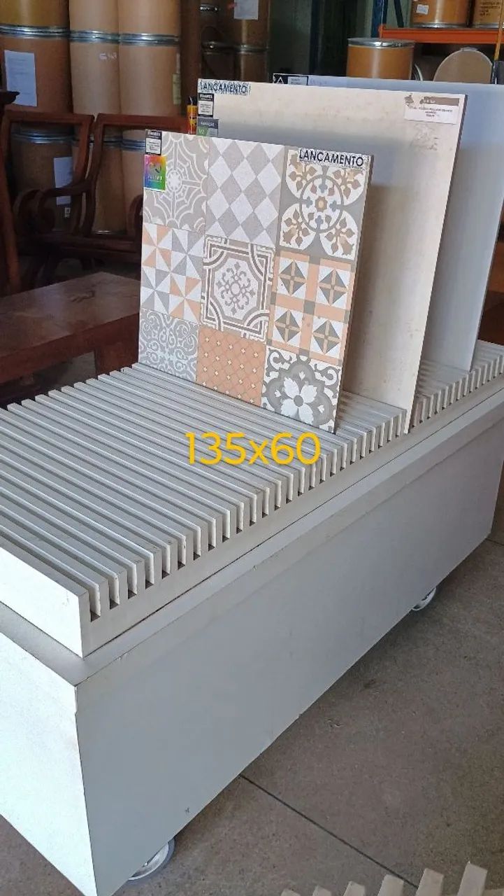 Expositor de piso para loja - Foto 2