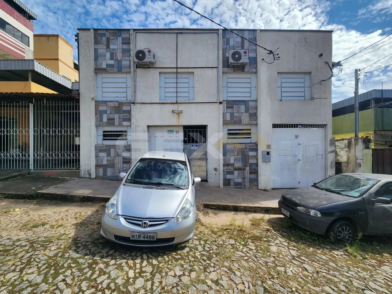 Terreno à venda de 300m² no bairro Planalto com Galpão e 2 sobrados de fundo.