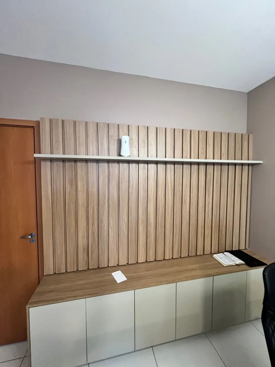 PAINEL RIPADO EM MDF COM ARMÁRIOS NA PARTE INFERIOR  - Foto 2