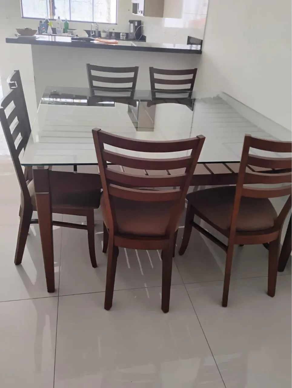 Mesa de jantar com tampo de vidro e cadeiras