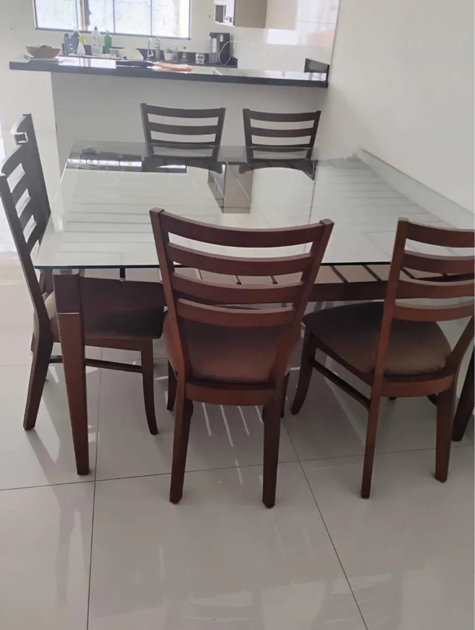 Mesa de jantar com tampo de vidro e cadeiras