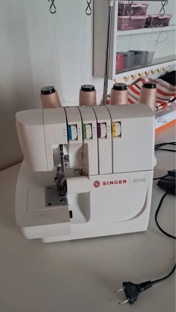 Máquina de Costura Overloque Singer