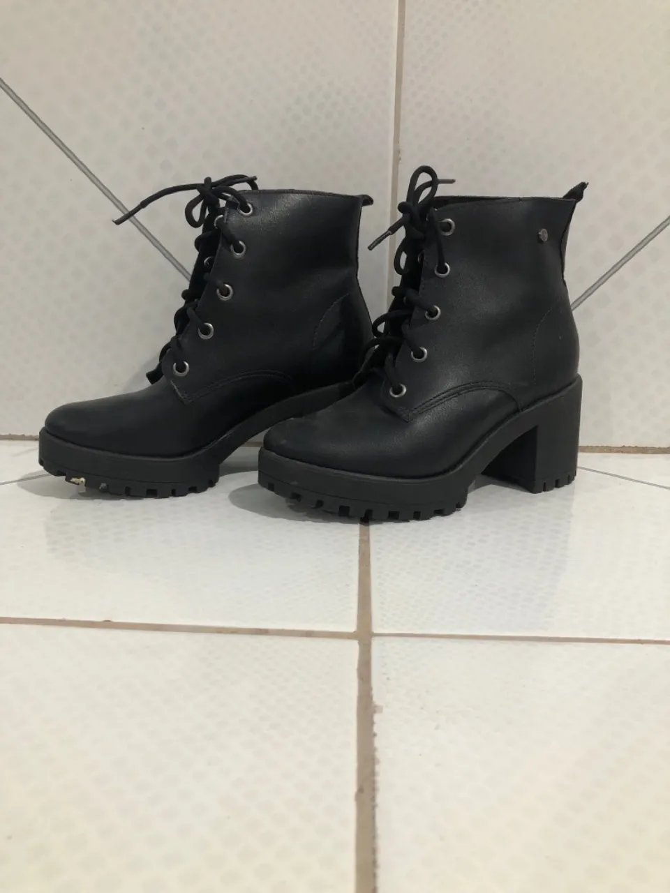 Bota feminina preta com salto bloco
