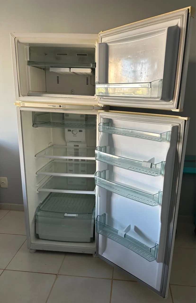 Geladeira Frost Free com Freezer Superior