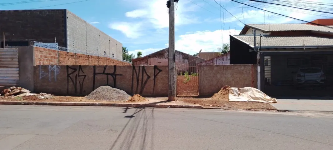 Vendo Terreno (Nasser) 412 m2 - R. Mirabela (Paralela c. Av. Tamandaré)