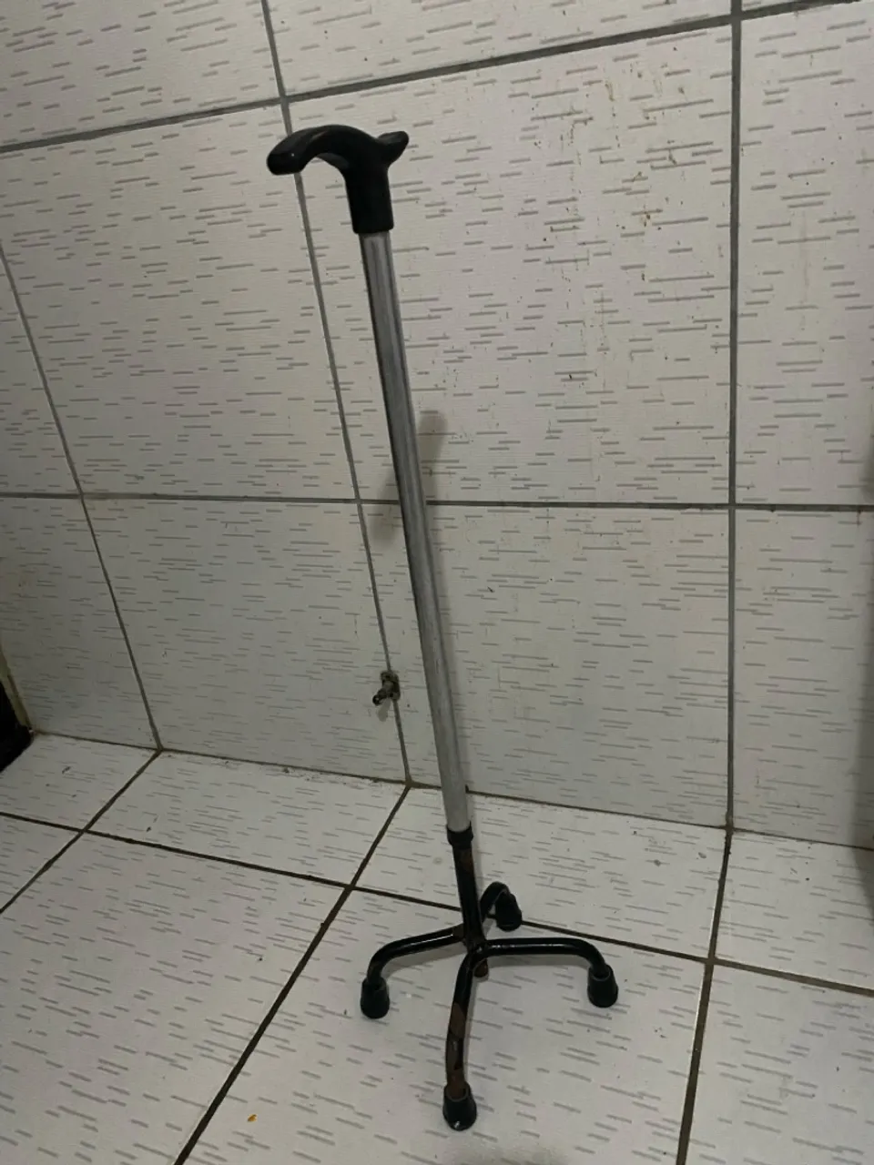 Bengala Tripé Ajustável para Apoio e Segurança