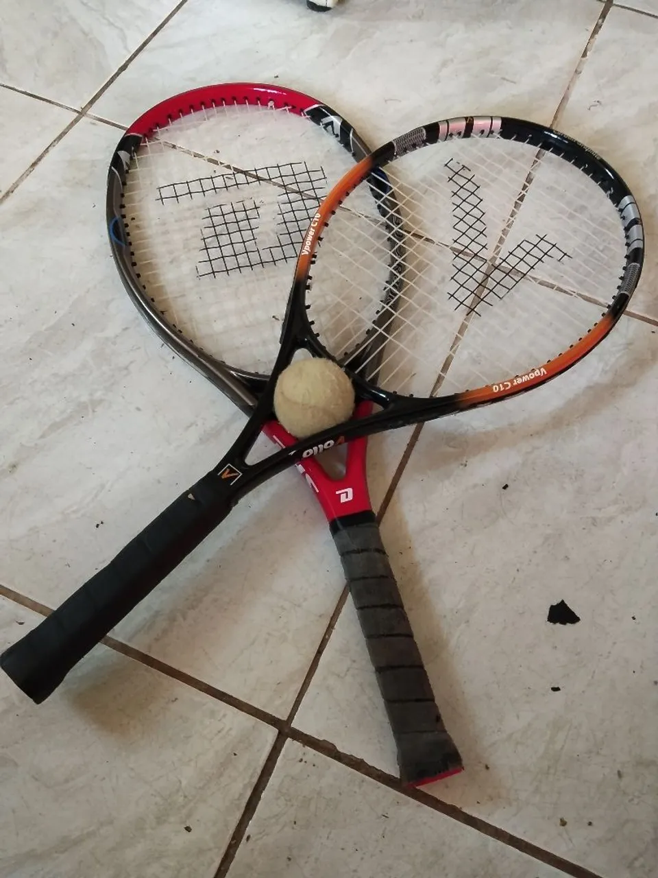 Raquete com duas bolinhas e a bolsa profissional