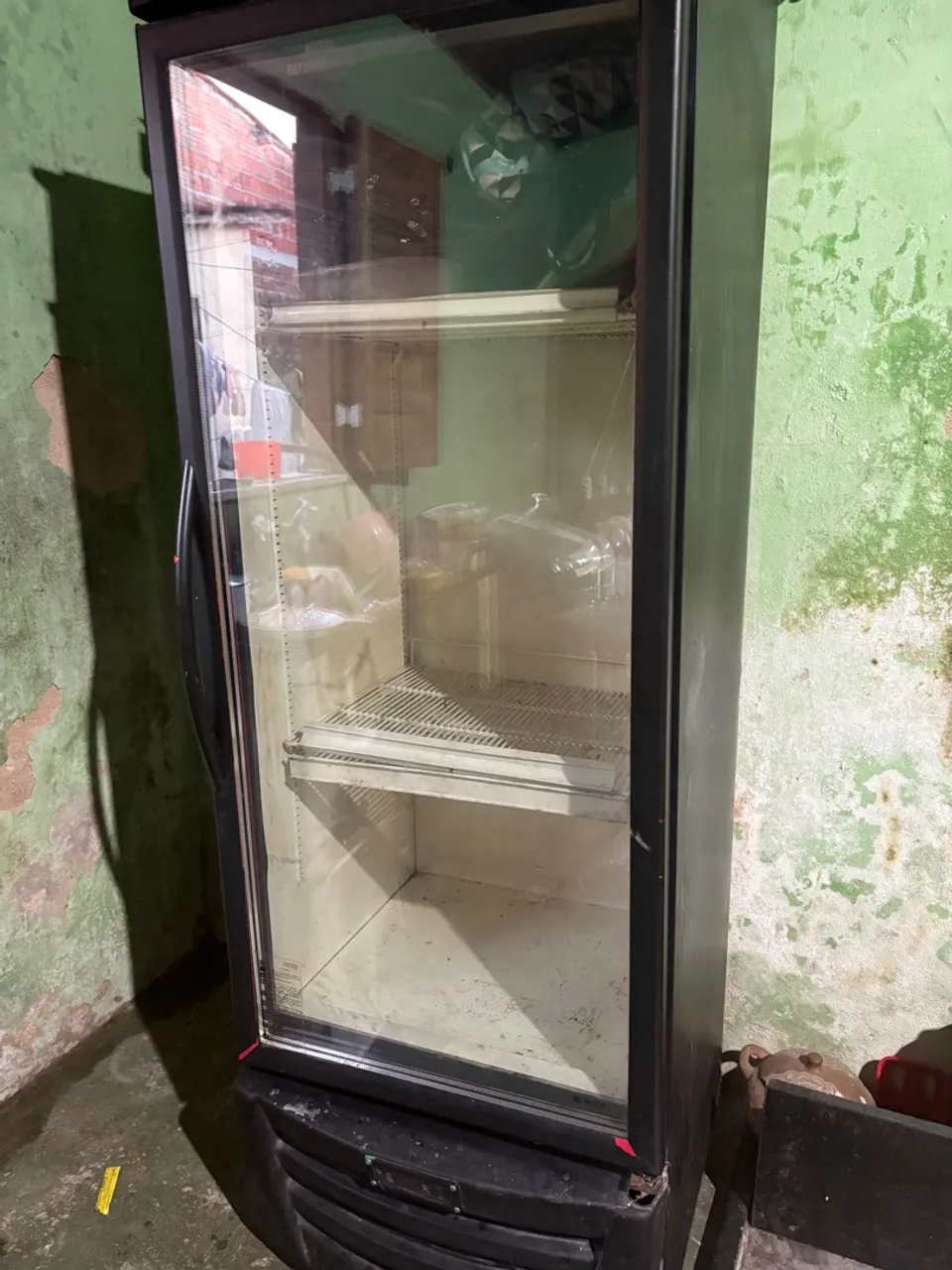 Geladeira/Expositora Vertical - Ótima para Comércios