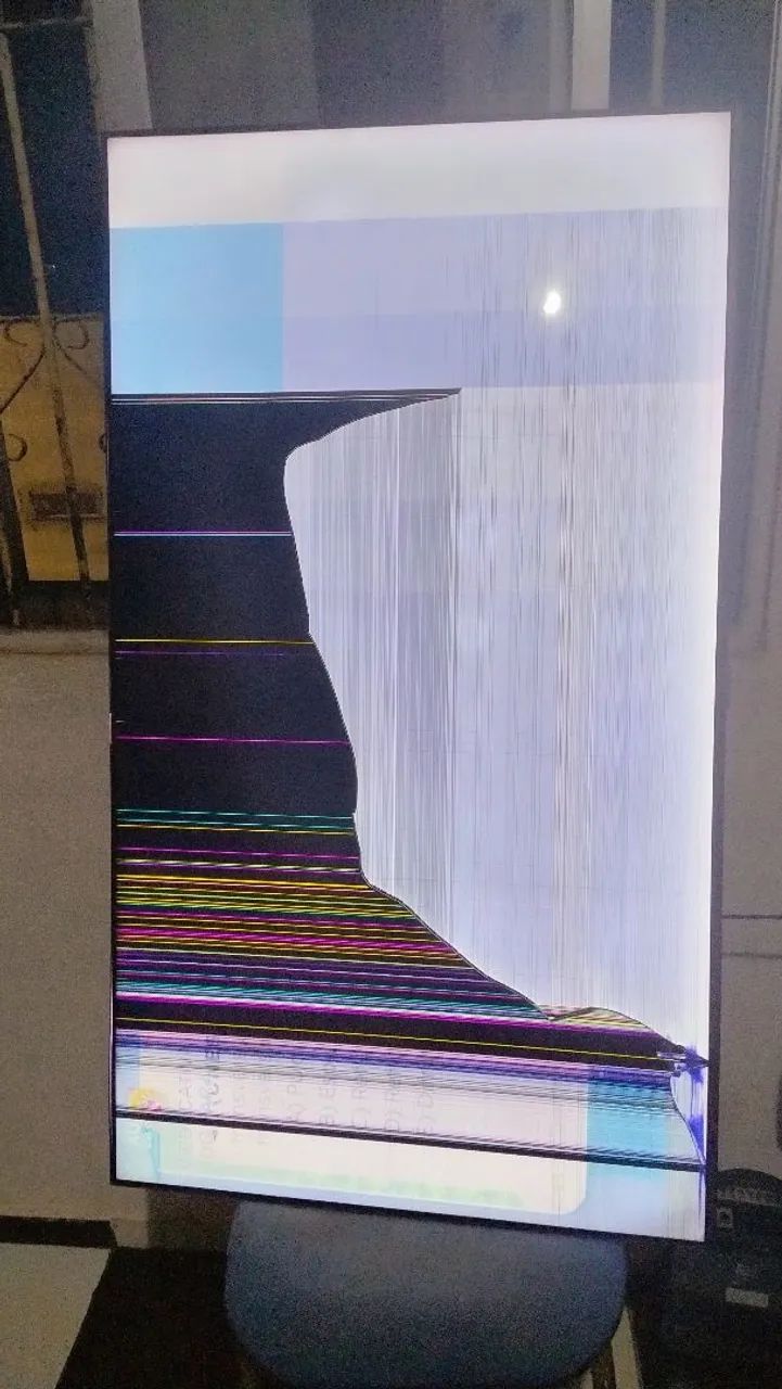 TV Smart Led Samsung com tela quebrada Áudio funcionando normalmente / Só150,00