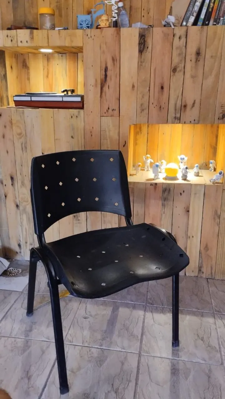 Cadeira Preta em Plástico - Conforto e Design
