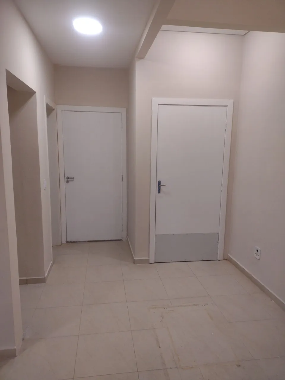 INSTALAÇÃO DE PORTAS DE MADEIRA E PIVOTANTE