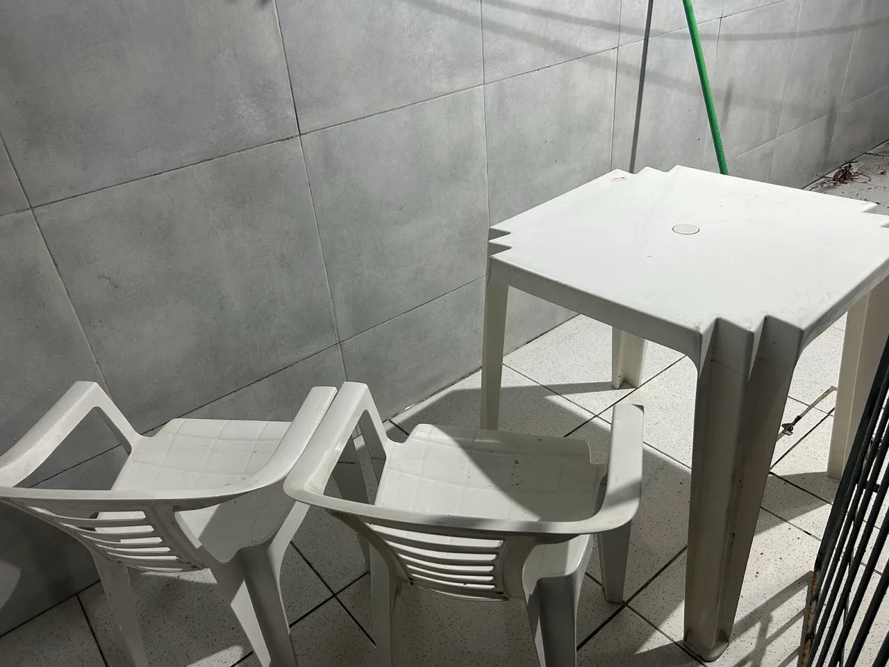 Mesa com duas cadeiras