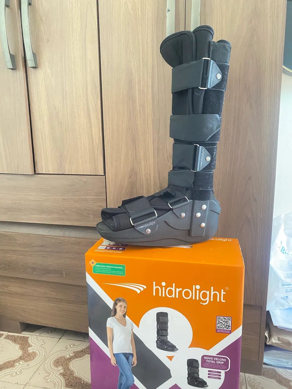 Bota ortopédica + 2 muletas à venda Usadas por apenas 30 dias - Foto 3