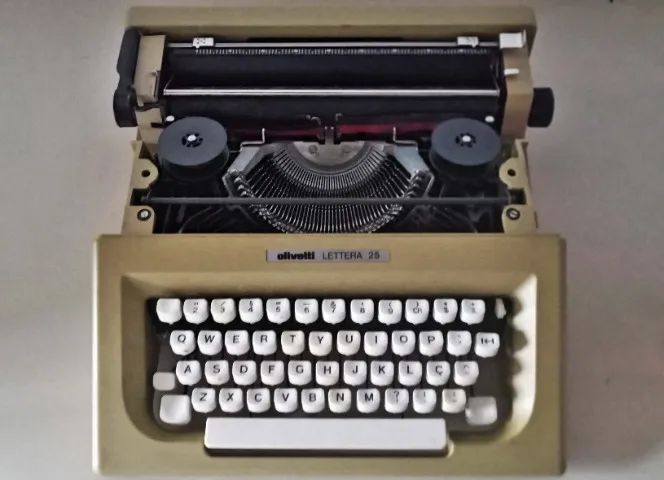 Máquina de escrever manual, vintage Olivetti Lettera 25 com maleta de transporte original - Foto 2