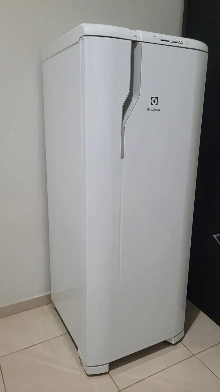 (Não gela) Geladeira Electrolux RE31