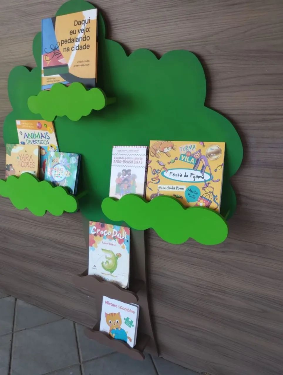 Biblioteca infantil em formato de árvore - Foto 2