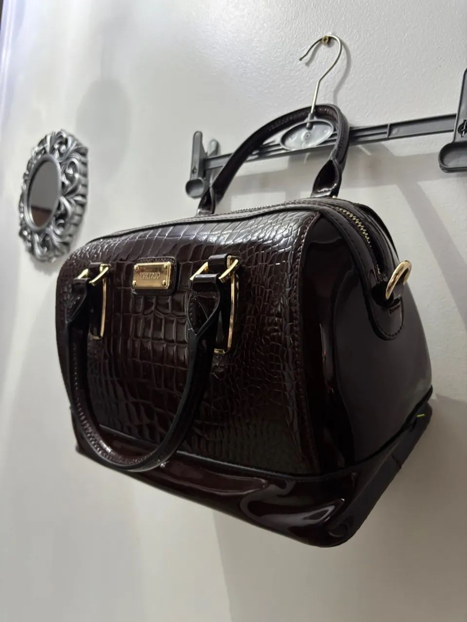 Bolsa de Mão Verniz Marrom - Elegância e Sofisticação