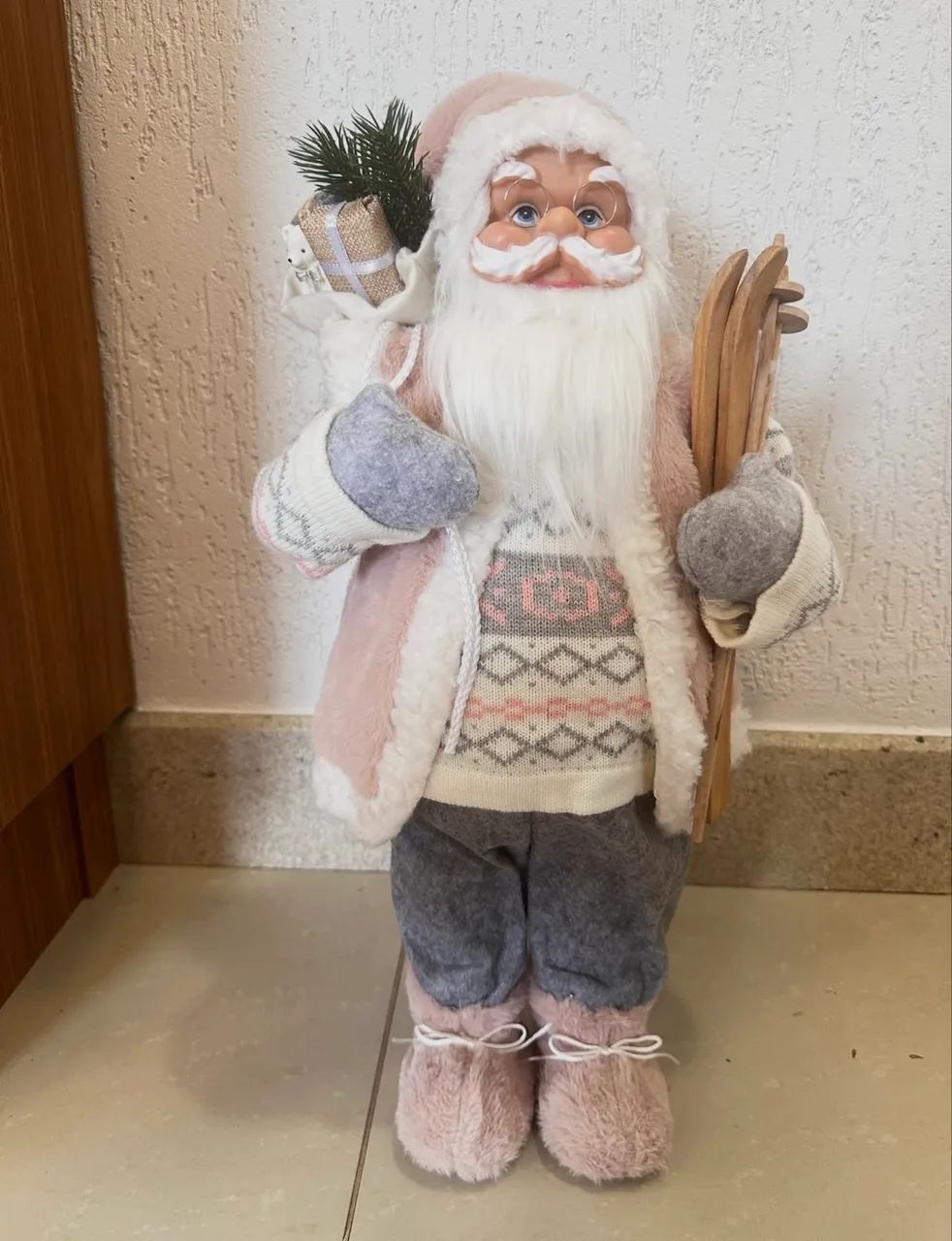 PAPAI NOEL EM PE ROSA CANDY - 45 cm