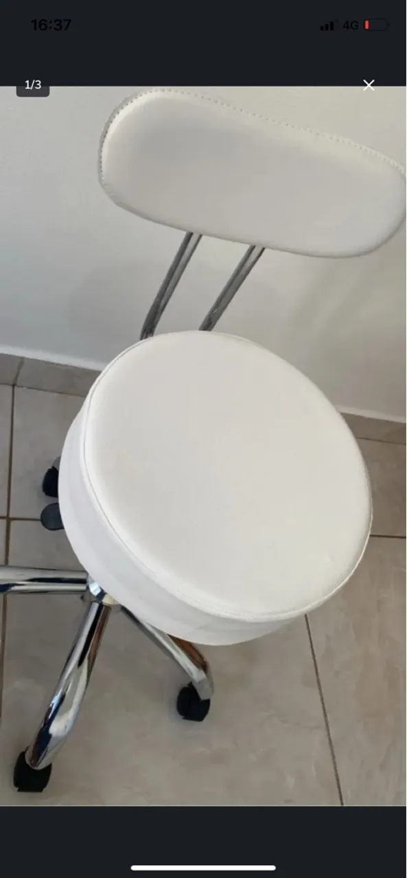 Cadeira com Encosto Branco e Base Cromada