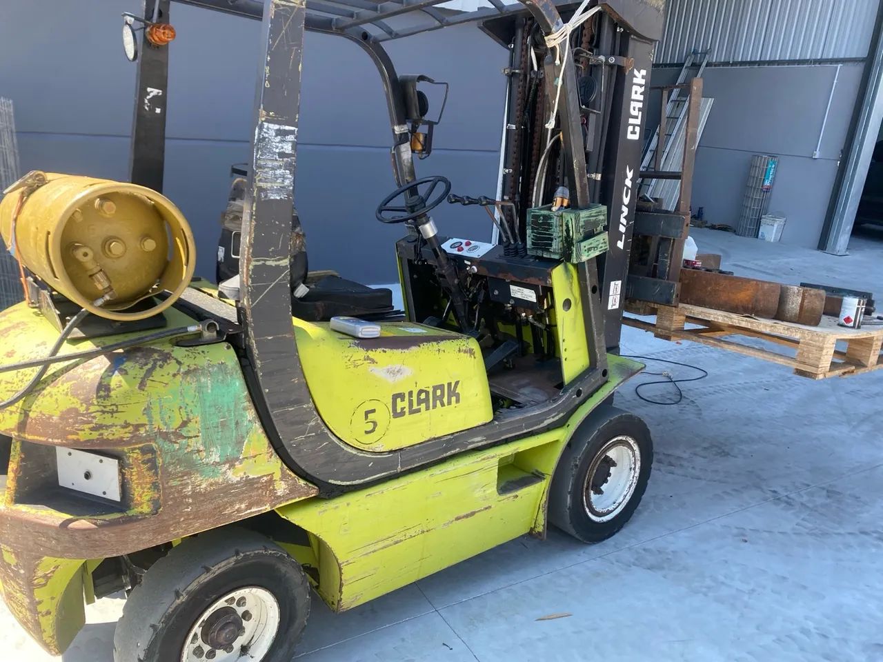 Vendo empilhadeira clark em boas condições  - Foto 3
