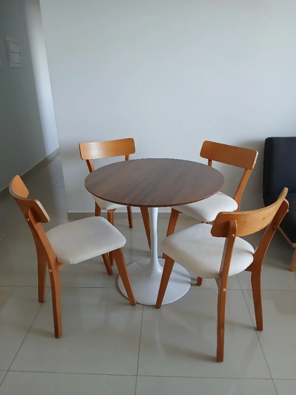 Mesa de jantar redonda 80cm com 4 Cadeiras Madeira Maciça