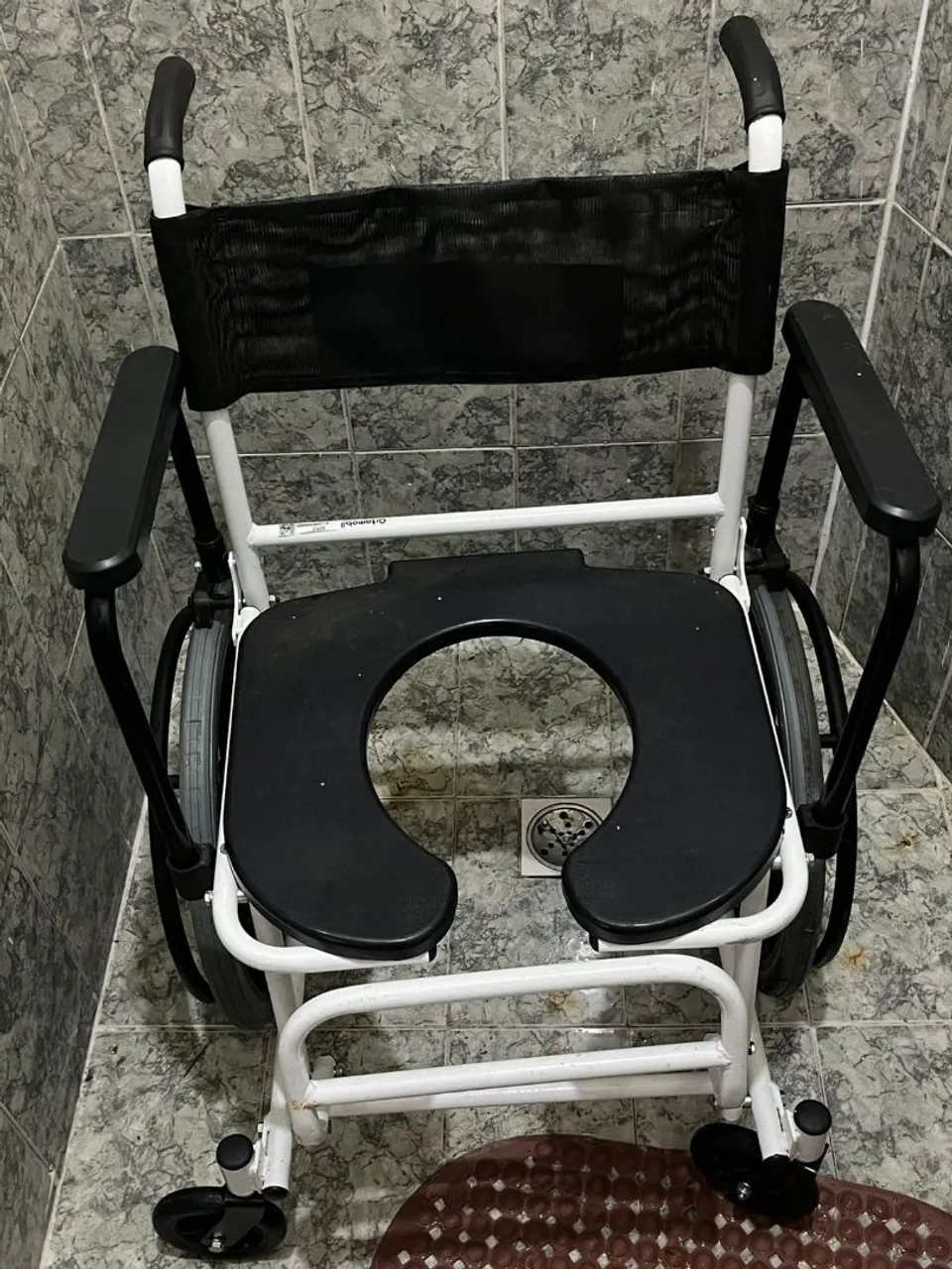 Cadeira de Banho Hospitalar - Conforto e Segurança
