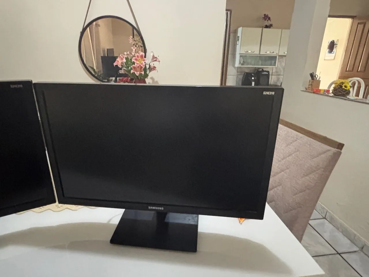 Um Monitor Samsung 24 polegadas