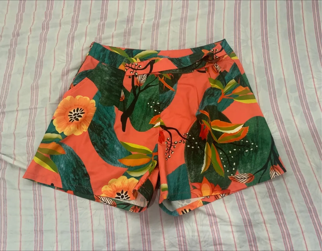 Shorts estampado floral laranja e verde