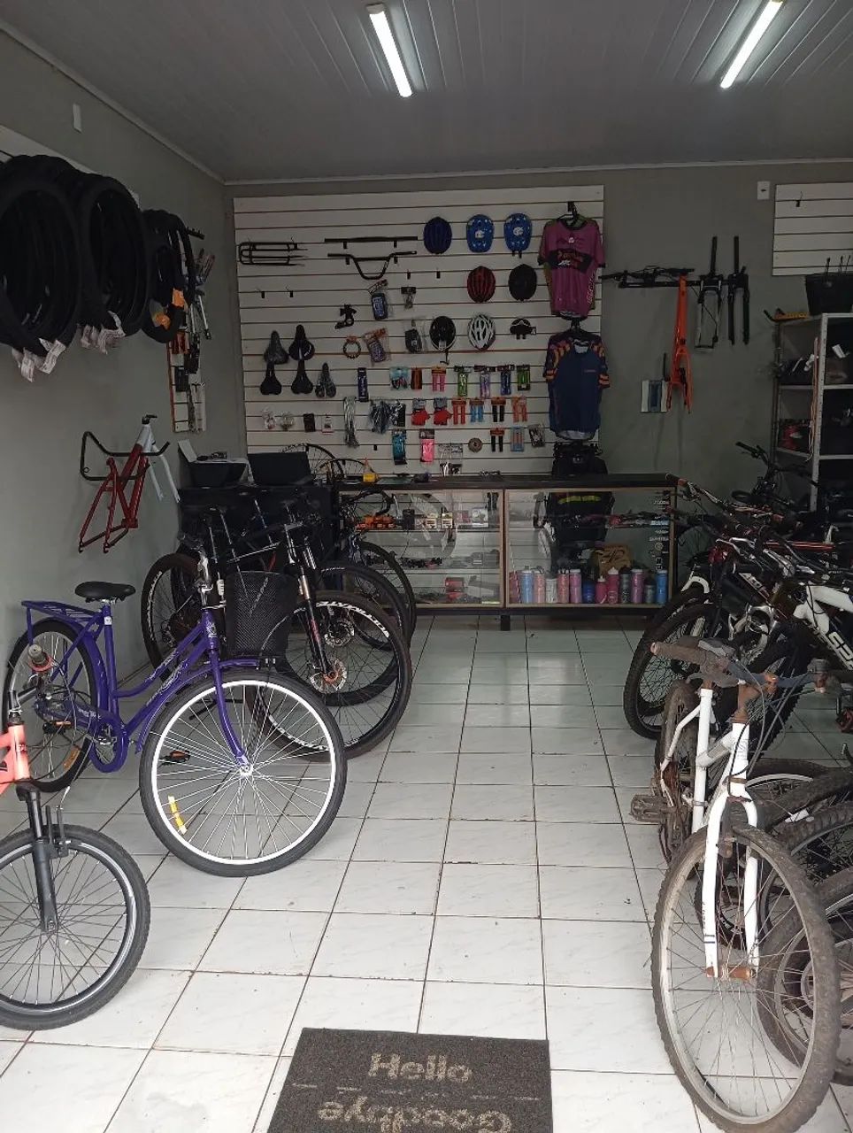 Bicicletaria loja de bicicletas com oficina completa com balcão e prateleiras