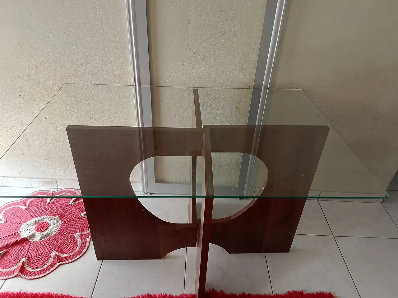 Mesa de centro com design moderno e tampo de vidro