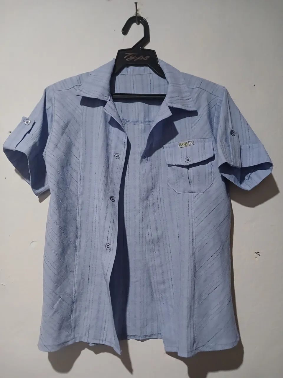Camisa Azul Claro com Detalhes