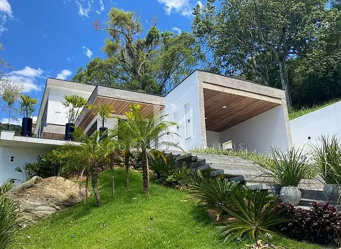 Casa 4 Suítes, Piscina, Churrasqueira com Vista Para o Mar - Balneário Camboriú-SC