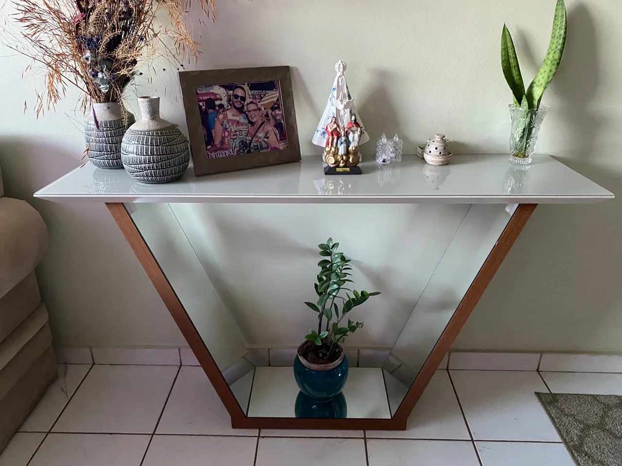 Aparador Design Moderno com Espelho e Detalhes em Madeira