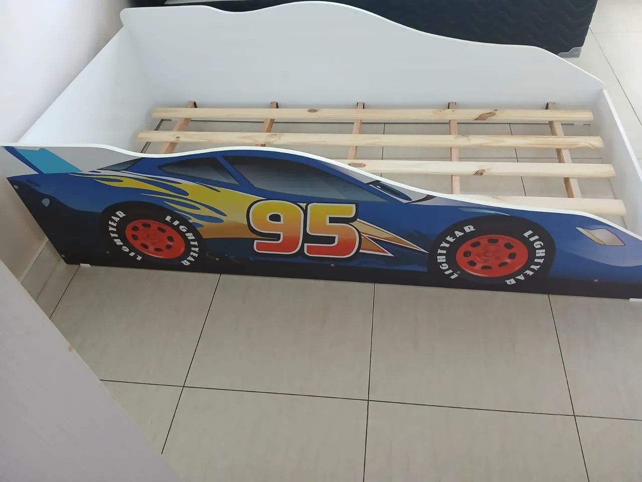 Cama Infantil Branca com Estrado de Madeira - Foto 2