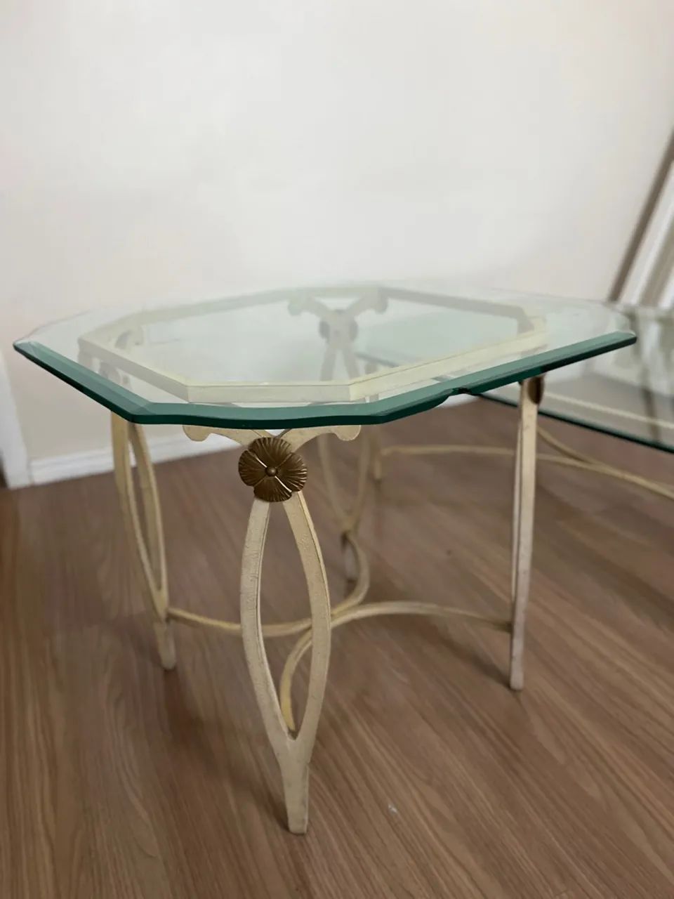 Mesa de centro de vidro com detalhes dourados - Foto 5