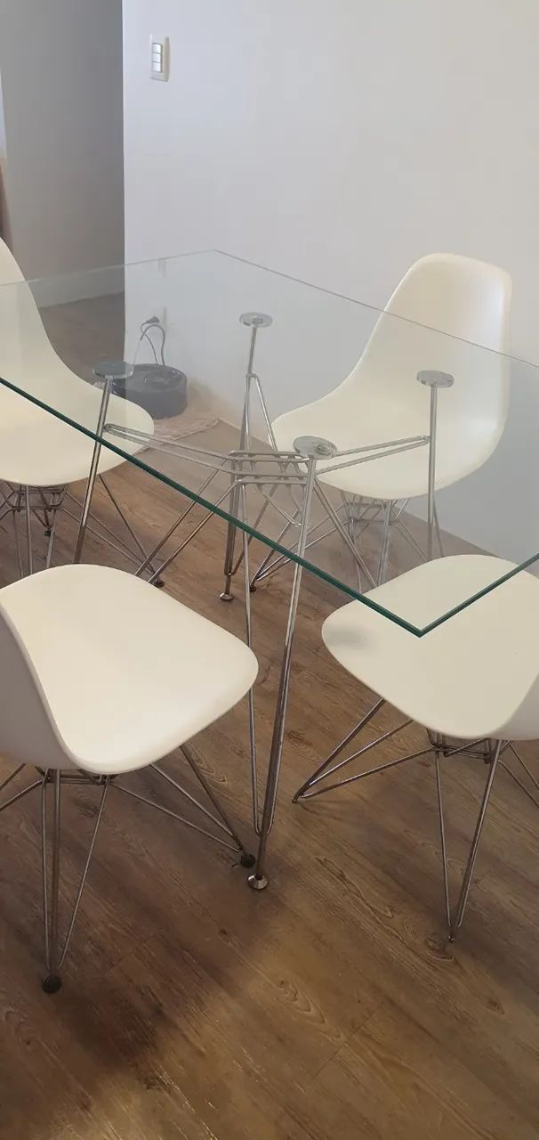 Mesa de jantar em estilo moderno retangular de vidro com 4 cadeiras brancas - Foto 2